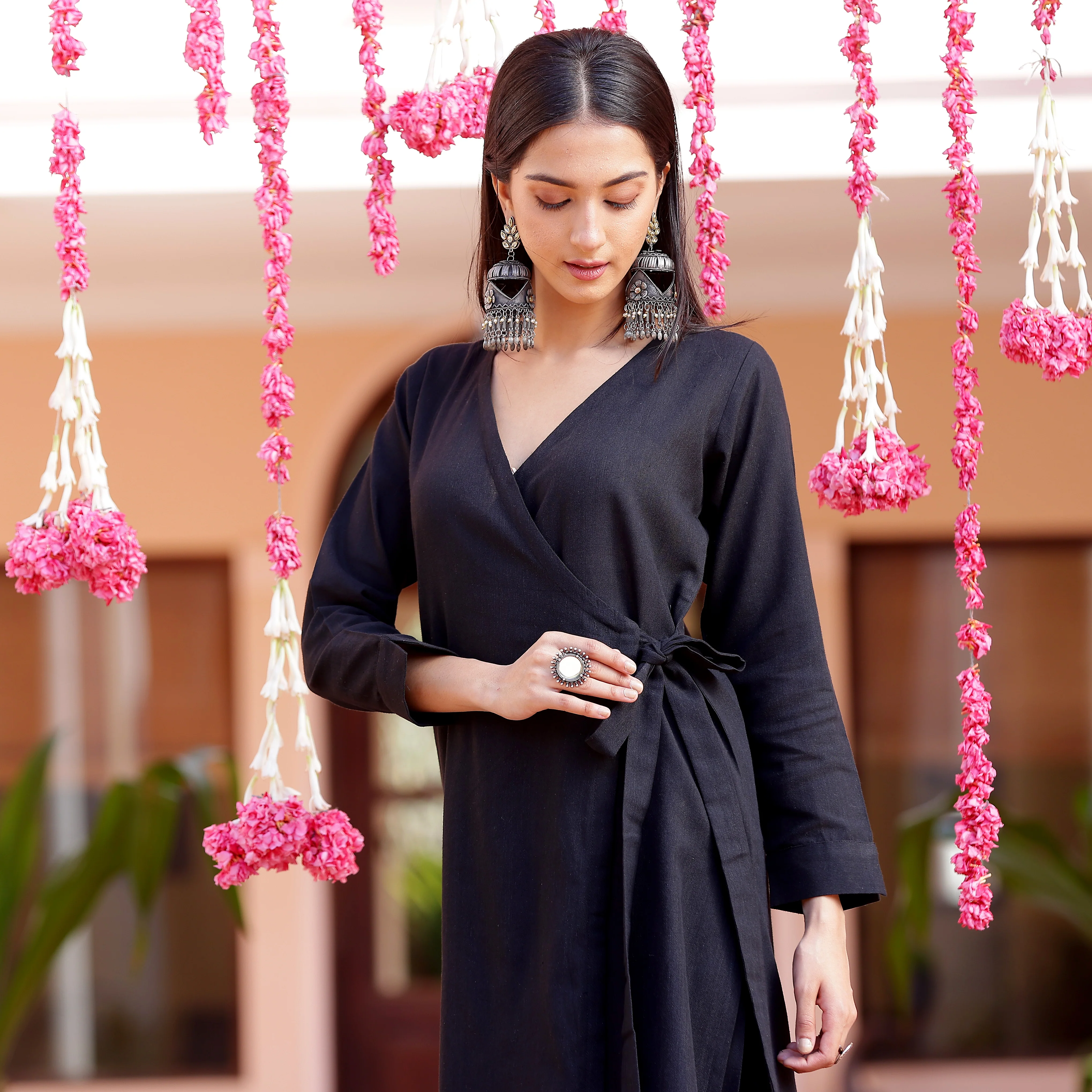 Shobhti Black Handloom set - Image 4