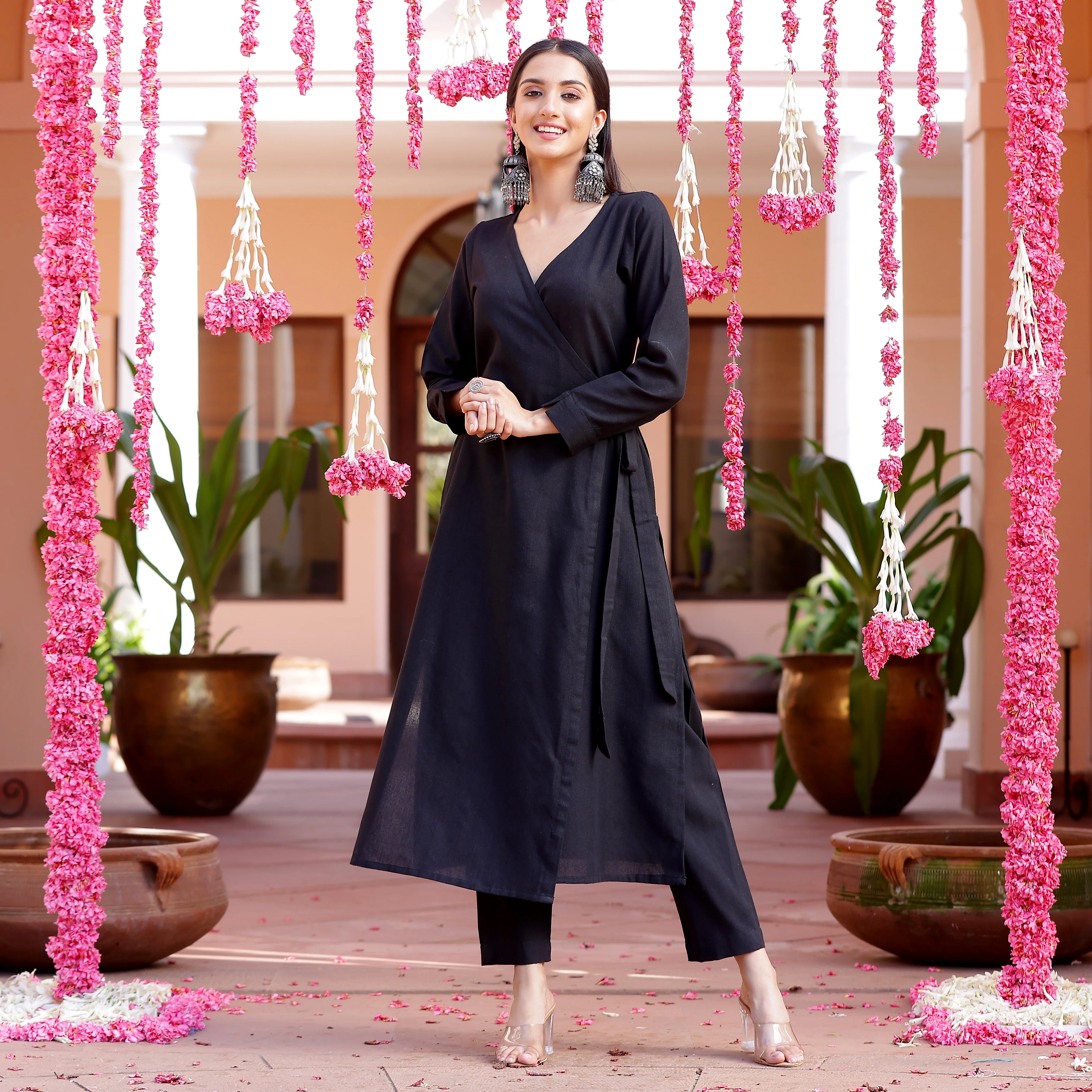 Shobhti Black Handloom set - Image 5