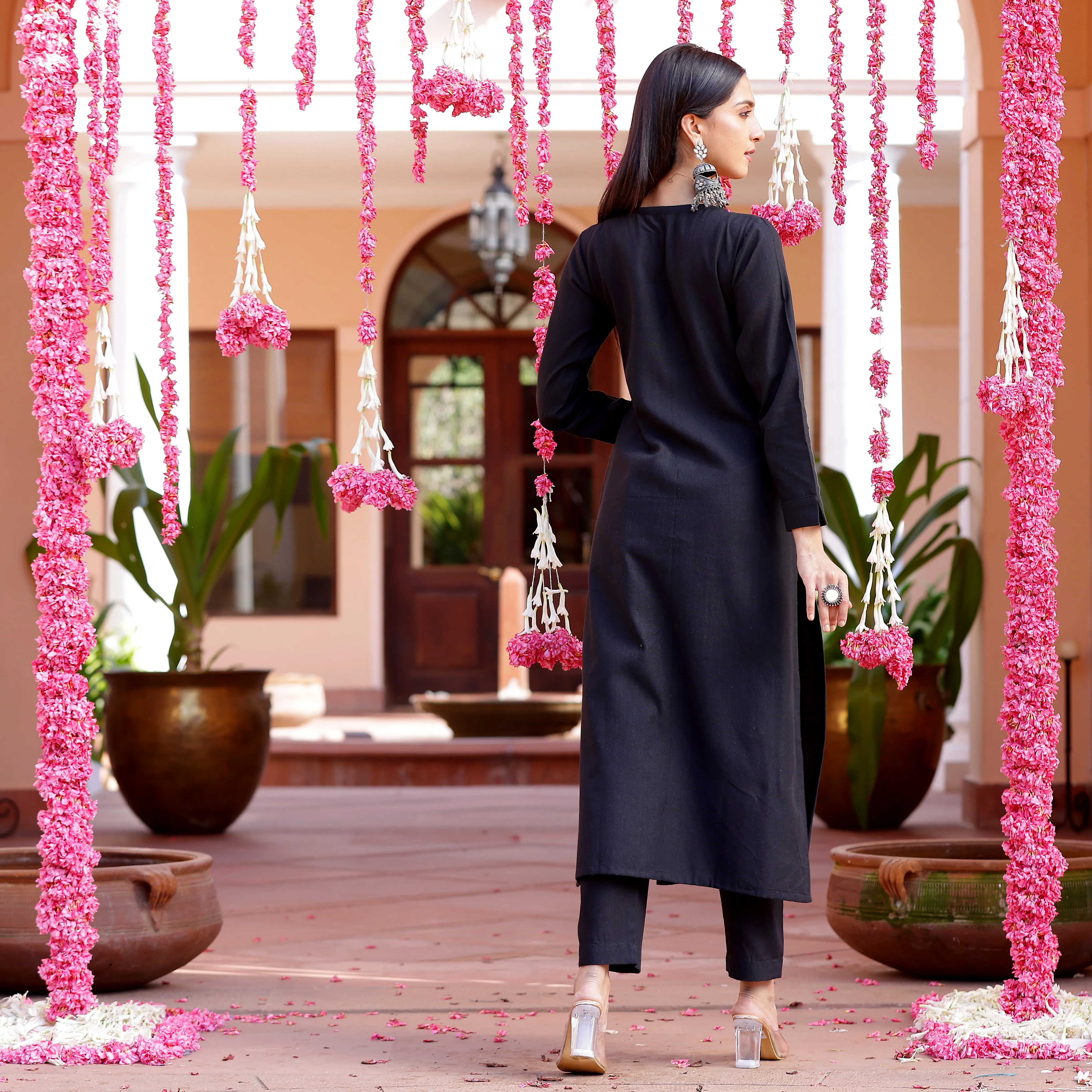 Shobhti Black Handloom set - Image 7